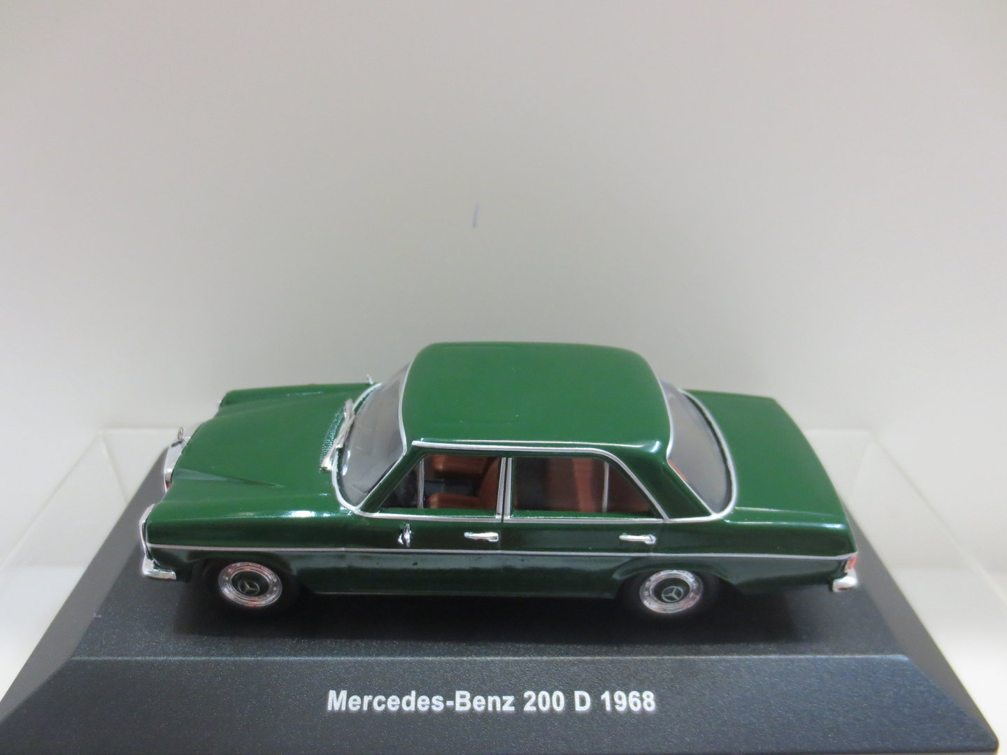 Mercedes 200D /8  1:43