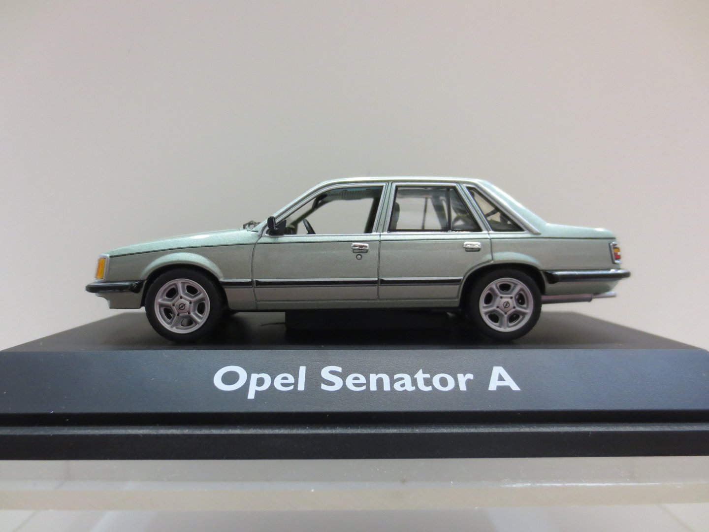 Opel Senator A  1:43